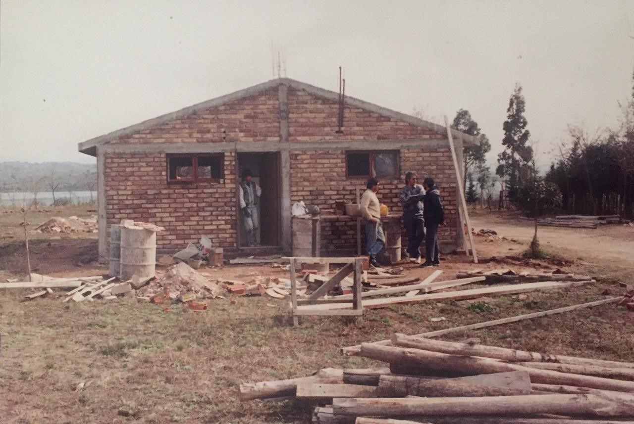 Obreros trabajando en el terreno