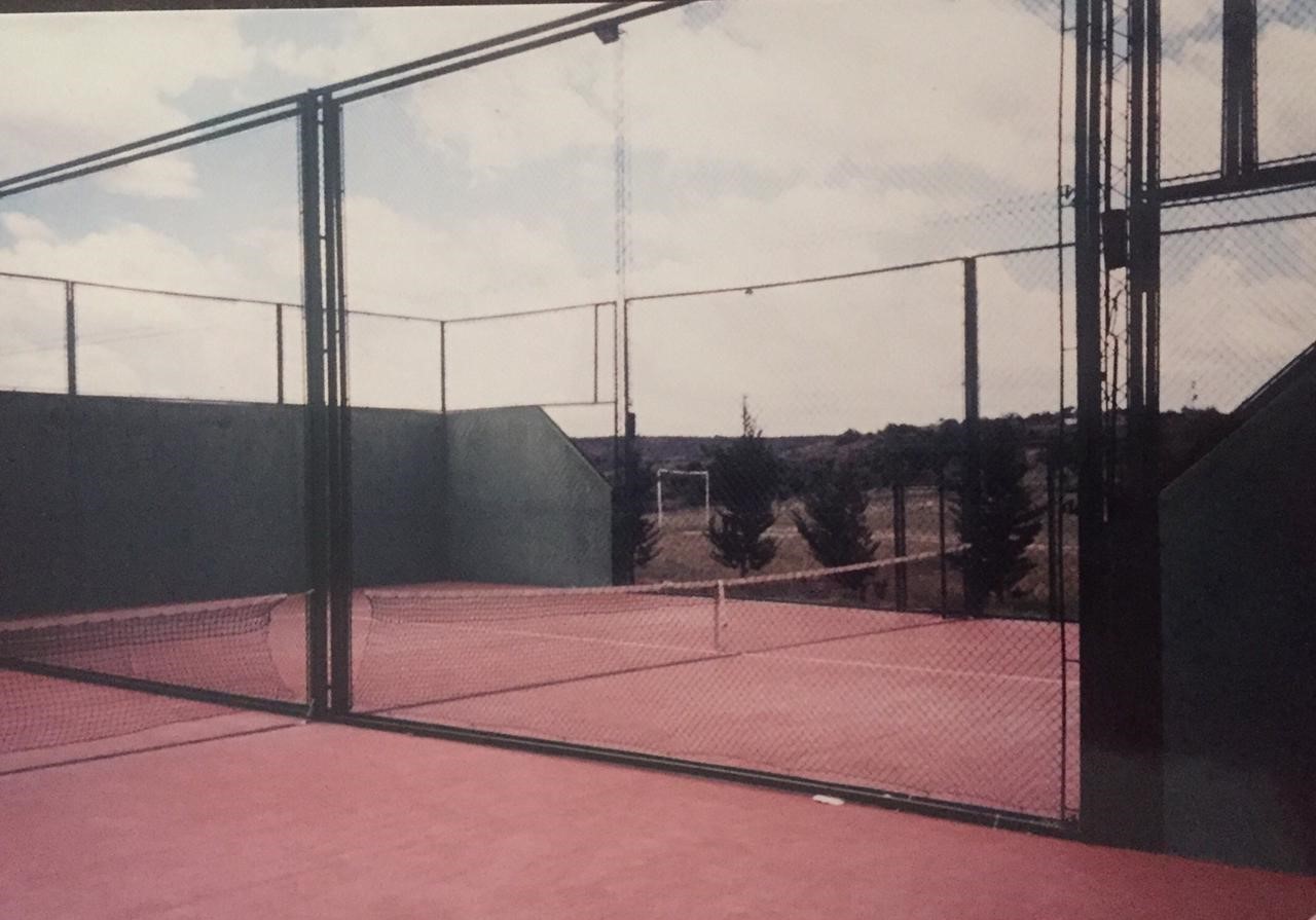 Piso y alambrado de cancha de paddle